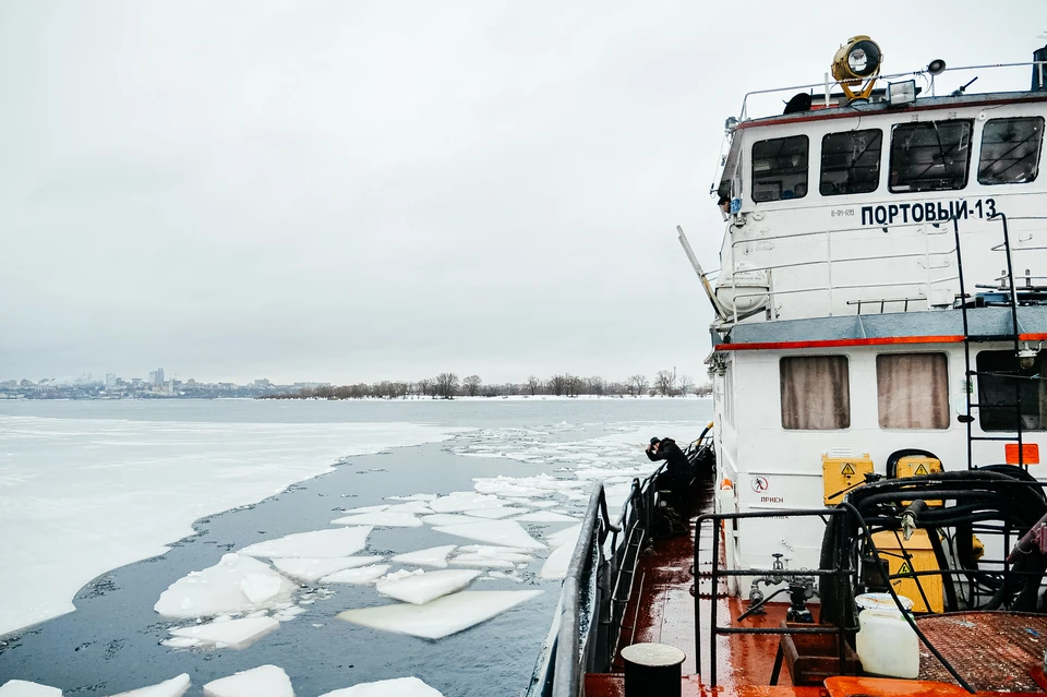 На Волгу в Самаре вышел ледокол «Портовый-13»