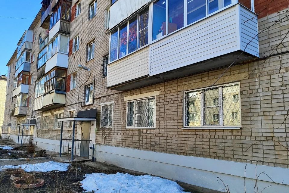 Один из братьев Исломовых с женой и детьми поселился несколько лет назад одной из "хрущевок" на улице Склизкова.