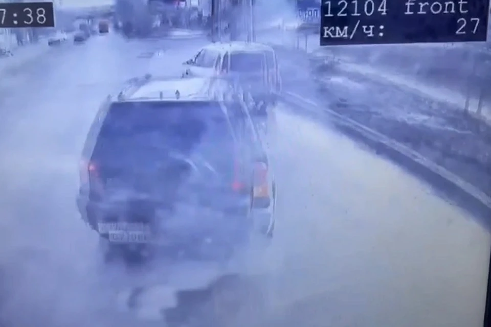 Водитель автобуса затормозил, чтобы не врезаться в машину. Скриншот с видео, страница Мурата Баснукаева ВКонтакте