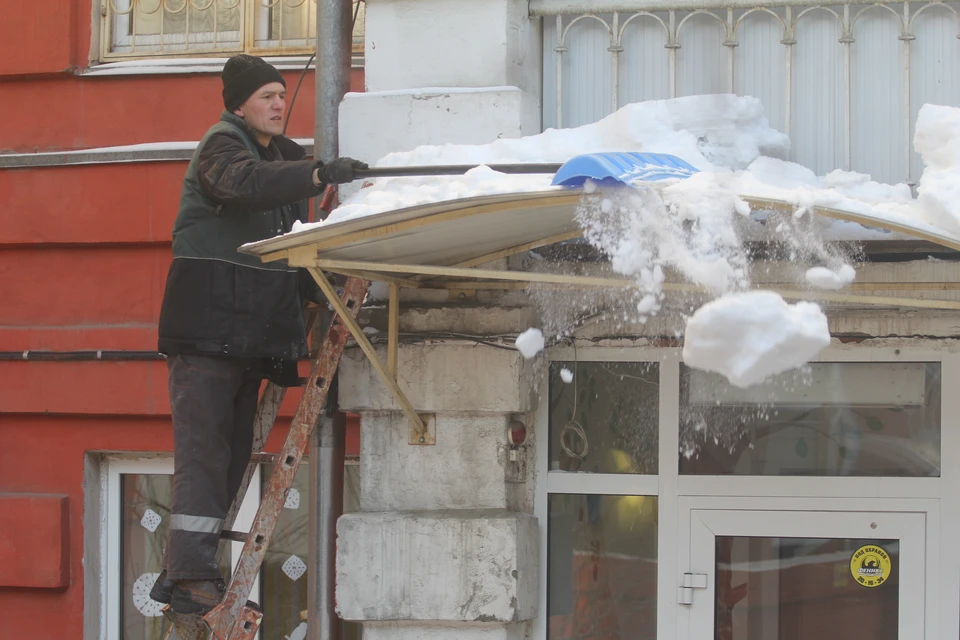 В Ульяновске медсестра поликлиники №3 получила травмы при сходе с крыши снега