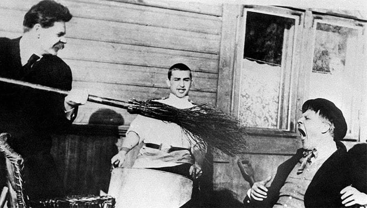 «Готовил Шаляпина к пению»: стала известна история самой смешной фотографии Максима Горького