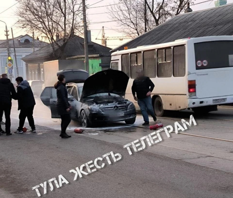 В Туле на Демидовской плотине во время движения загорелся Mercedes. Фото: "Тула. Жесть".