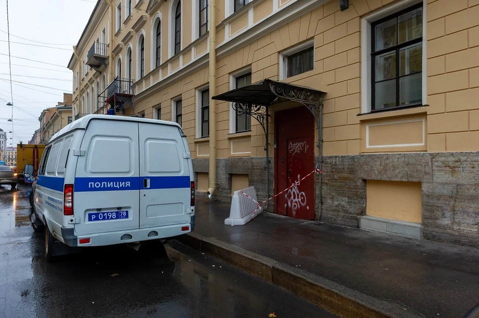 Тело 44-летнего мужчины нашли в запертой квартире на Зорге в Новосибирске.