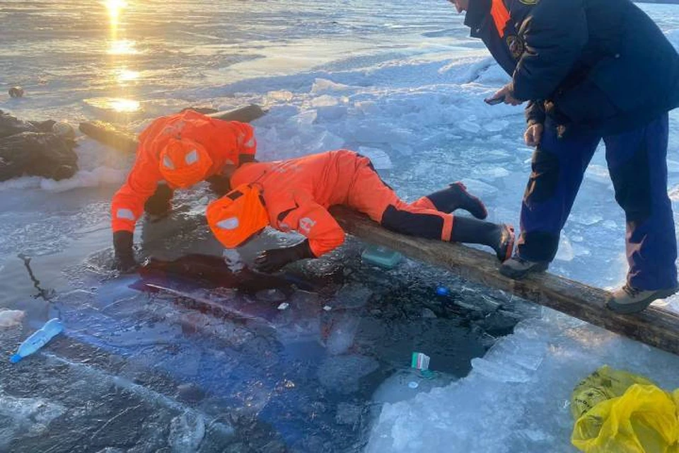 В Иркутской области пассажирка внедорожника погибла в затонувшем авто на Байкале. Фото: БПСО