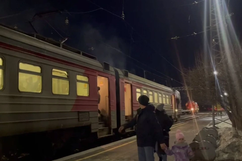 Под Новосибирском вечером 30 марта задымилась электричка. Фото: стоп-кадр из видео Анны Пашагиной