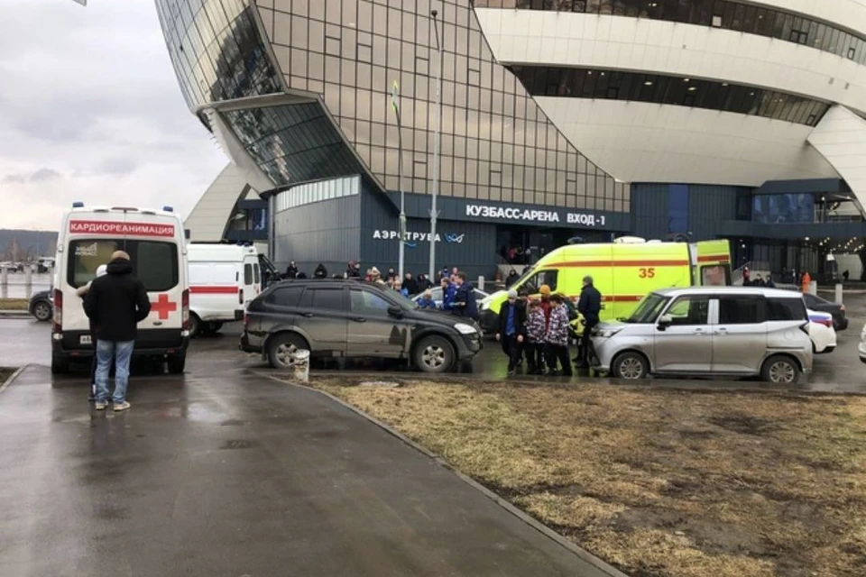 В Кемерове у спорткомплекса «Кузбасс-Арена» сбили 11-летнюю девочку. Фото: телеграм-канал "Инцидент Кемерово"