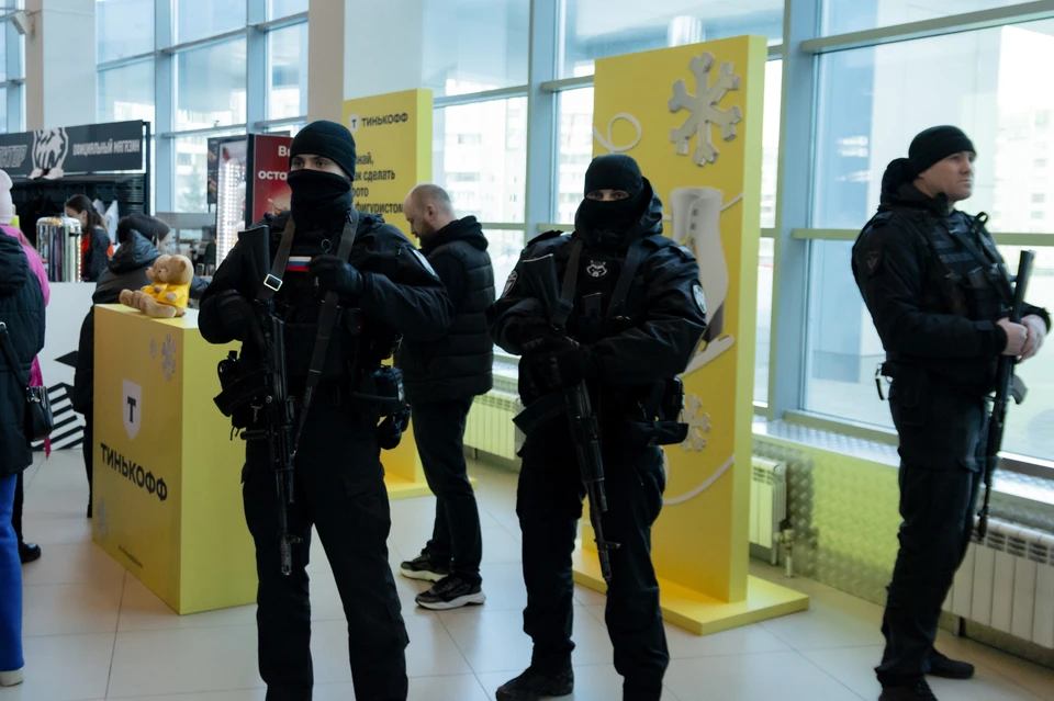 На протяжении всего мероприятия в арене «Трактор» находились представили разных ведомств