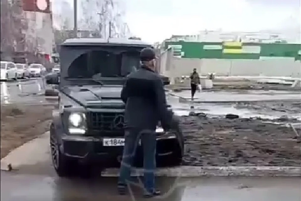 Пешеход встал на пути автомобиля. Фото: скриншот видео телеграм-канала «Инцидент Барнаул»