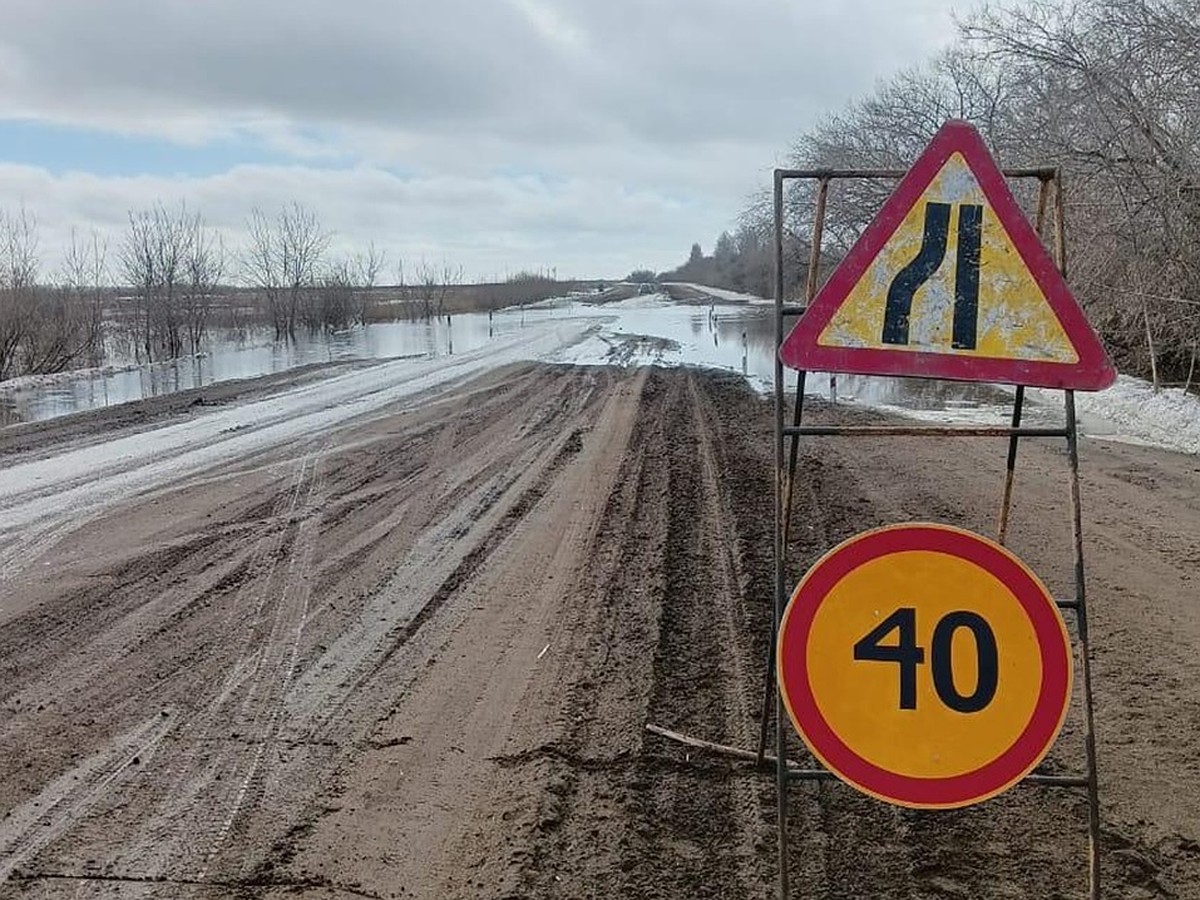 Размыло щебень: под Новосибирском 8 дорог затопило талыми водами - KP.RU