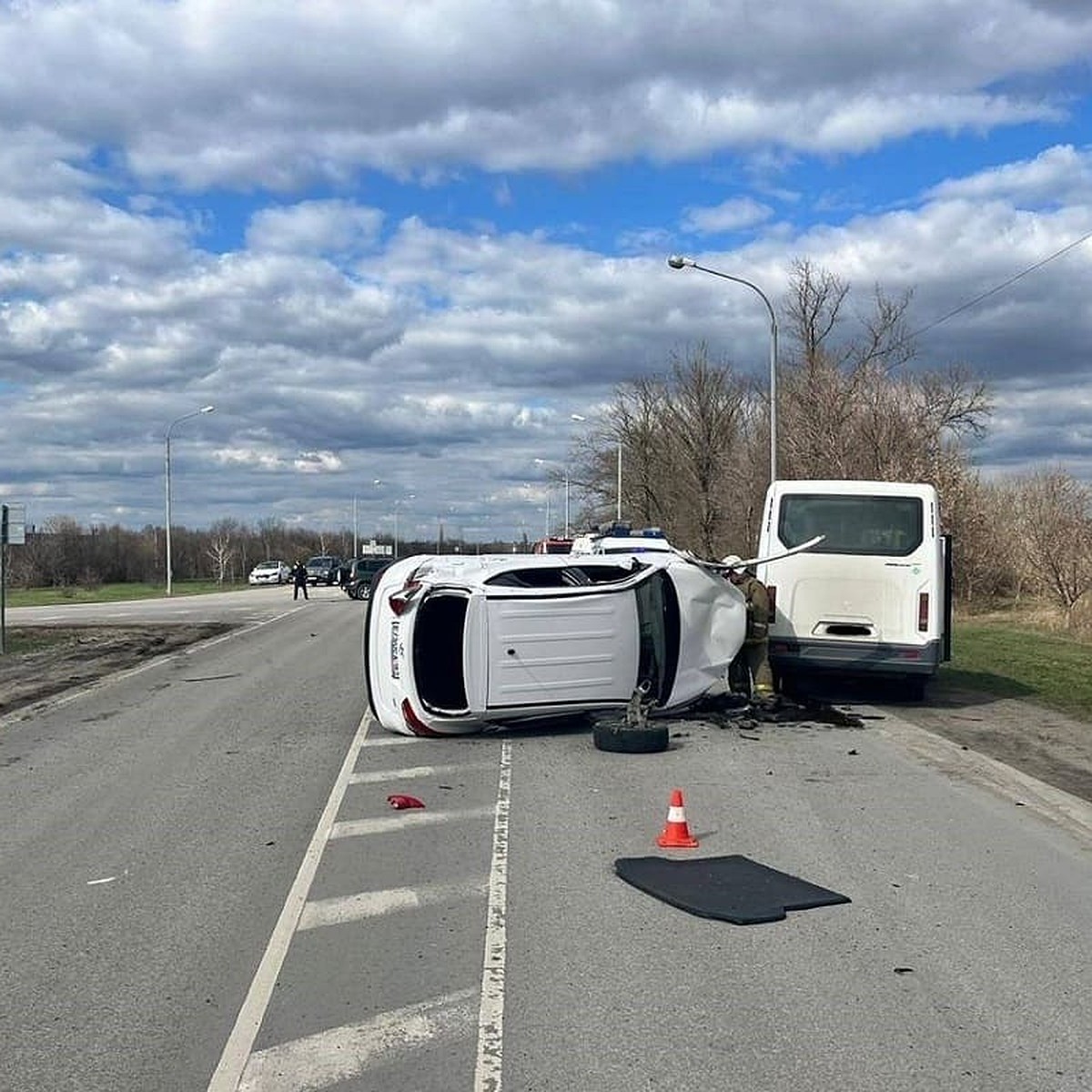 В Ростовской области в ДТП попали три машины, включая пассажирский автобус  - KP.RU