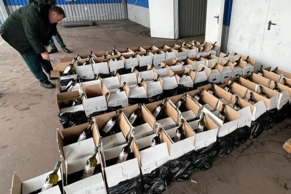 800 бутылок вина изъяли на границе Абхазии и России. Фото: Южное таможенное управление