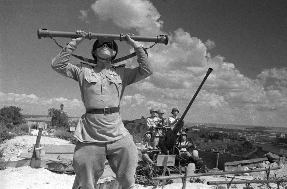 Севастополь, 1944 г. Дальномерщик с однометровым стереоскопическим дальномером ЗДН-1 и расчет советской зенитной пушки образца 61-К на Историческом бульваре во время Великой Отечественной войны. Фото: ТАСС