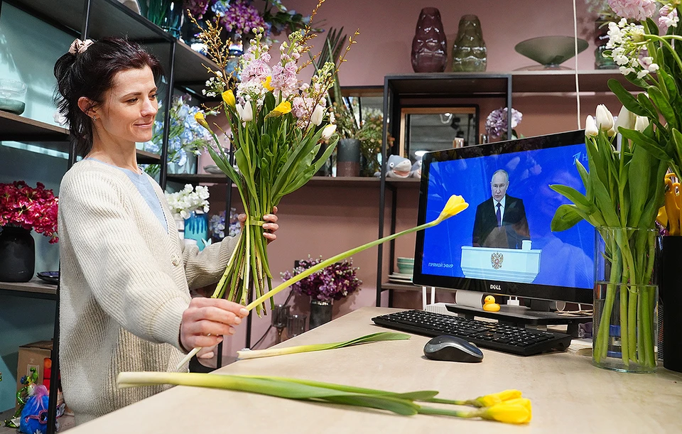 Самара. Продавец в цветочном магазине смотрит трансляцию ежегодного послания президента Путина.