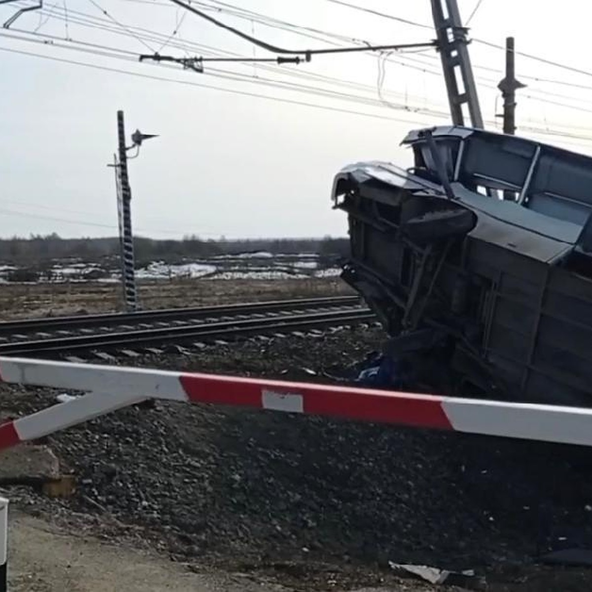 Поезда, идущие через Вологду, задержались из-за смертельного ДТП на  переезде - KP.RU