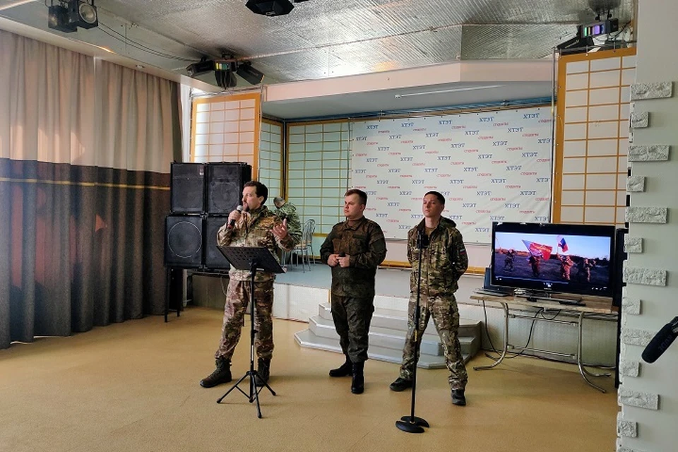 Фронтовая бригада покорила студентов техникума в Хабаровске своим исполнением