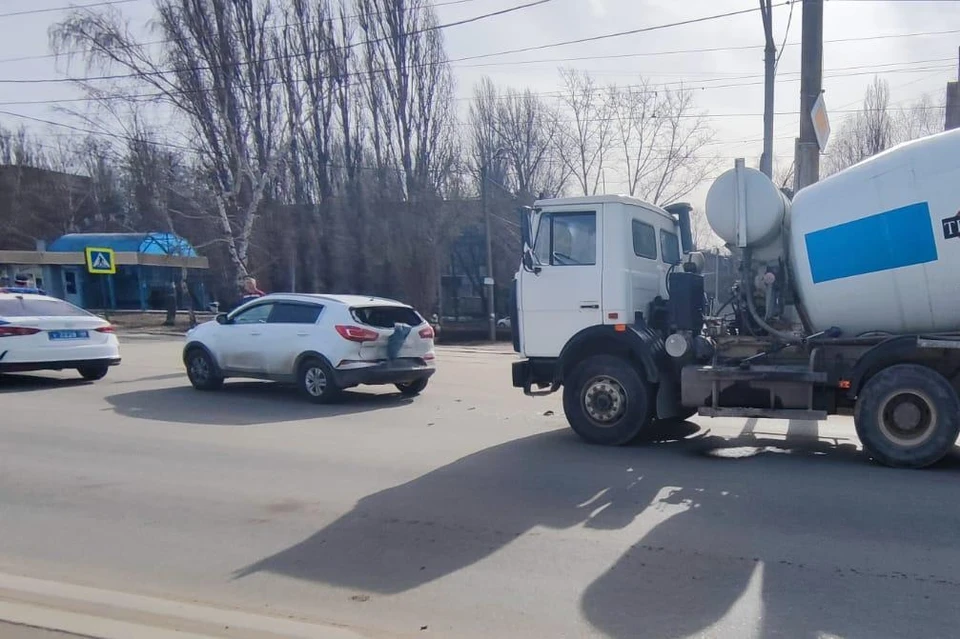 Водитель и пассажирка «Киа» пострадали в ДТП с бетономешалкой в Липецке