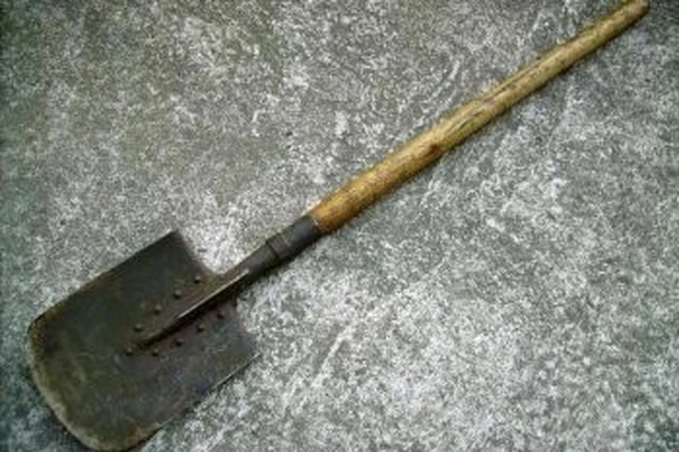 В Юхновском районе мужчина напал с лопатой на свою жену