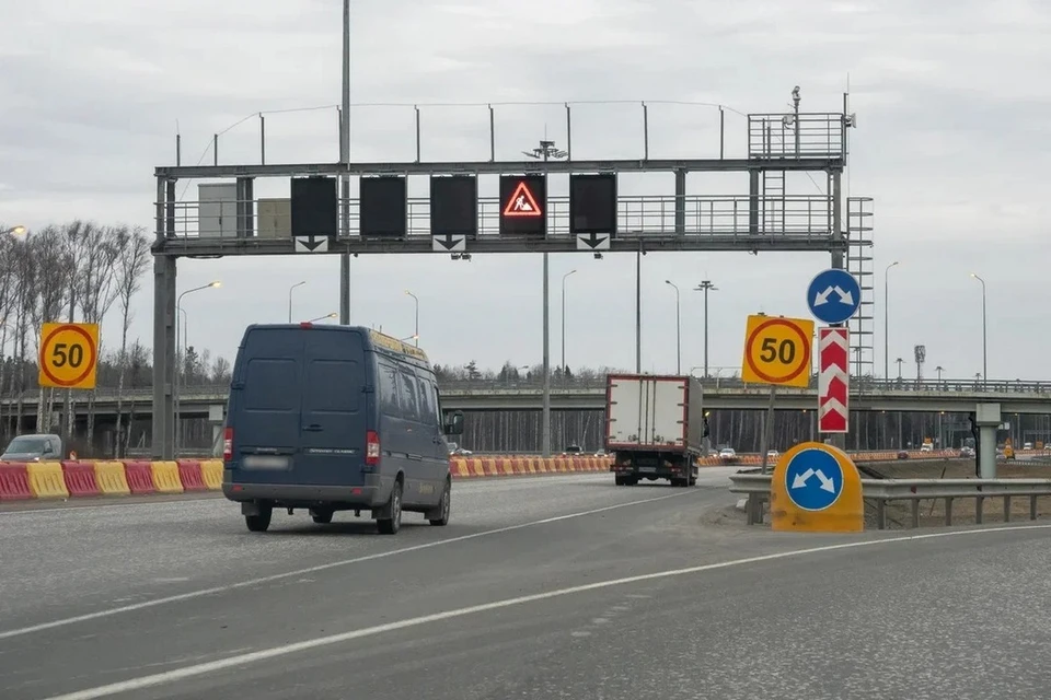 Одну полосу движения перекроют на внешнем кольце КАД в районе развязки с Московским шоссе с 3 апреля по 20 мая.