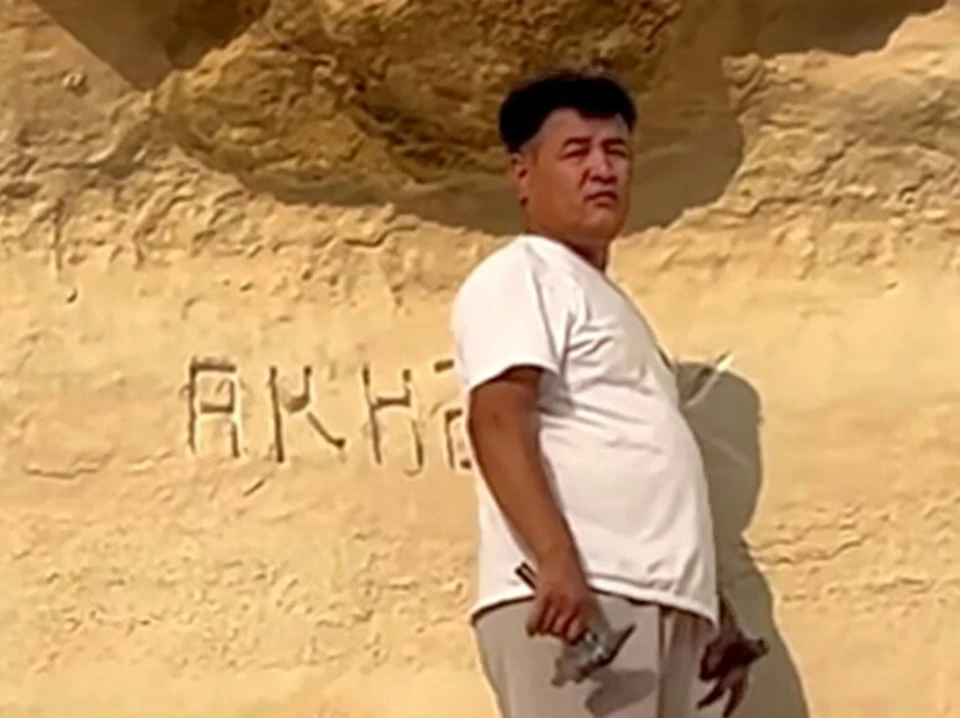 Манас Кошербаев стал известен после того, как сделал надпись в каньоне Мангистау.