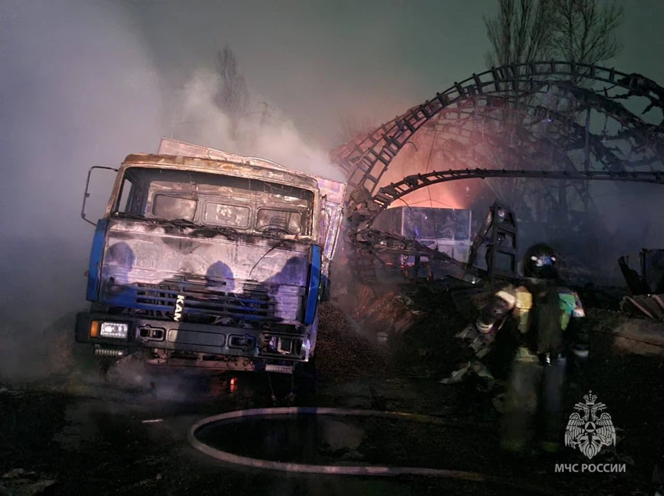 Ангар в Железнодорожном районе загорелся в 18:46. Фото: МЧС по РО