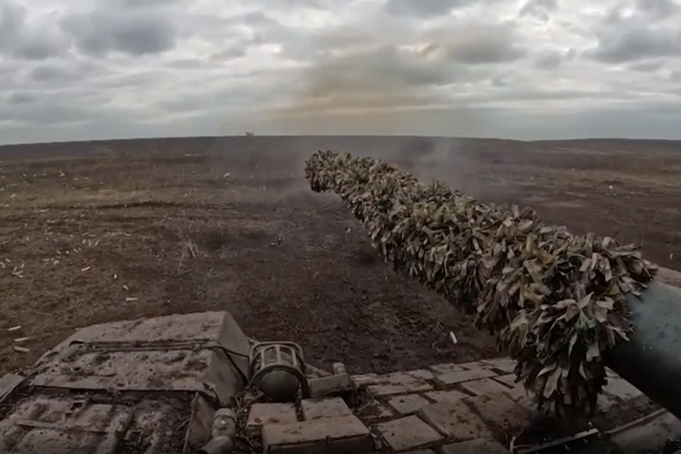 Танкисты оказывают огневую поддержку мотострелковым подразделениям в районе Работино в Запорожской области