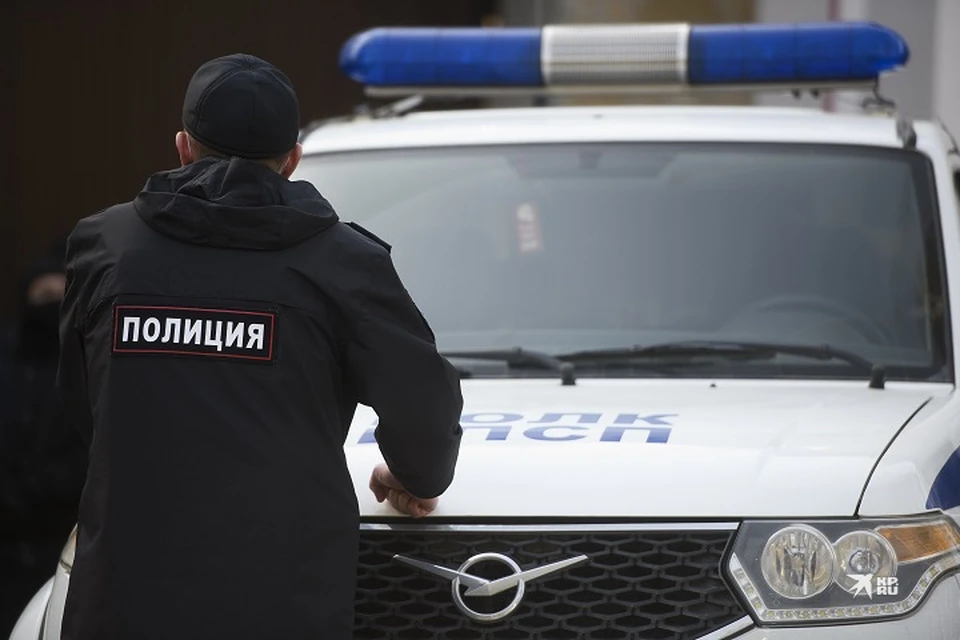 Сотрудники полиции забрали мужчину