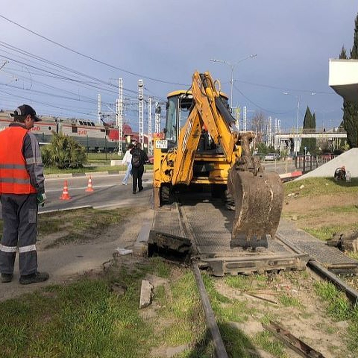 В адлерском районе Сочи начался капитальный ремонт аварийного ж/д переезда  - KP.RU