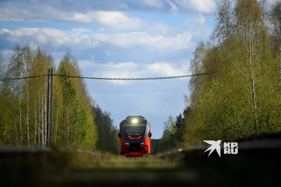 К летнему сезону СвЖД подготовит более 140 пригородных поездов
