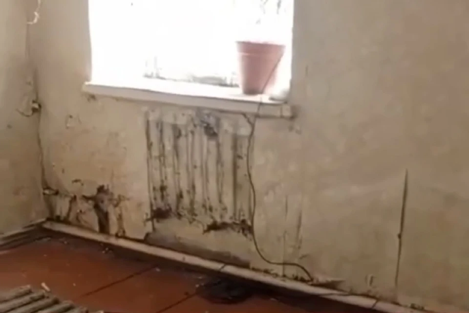 Неизвестные вломились в чужие квартиры и спилили батареи. Фото: скрин с видео кировского отделения Народного фронта