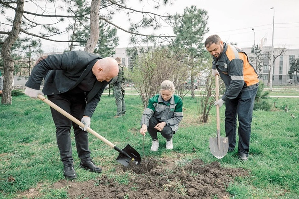 Глава Мариуполя принял участие в общегородском субботнике. Фото: ТГ/Моргун