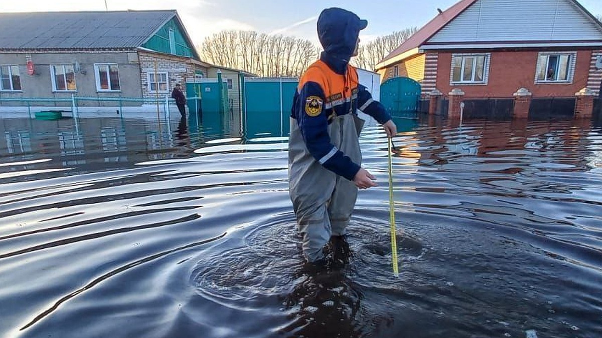 «Вода в считанные минуты поднялась на два метра»: режим ЧС из-за паводка  введен в трех районах Челябинской области - KP.RU