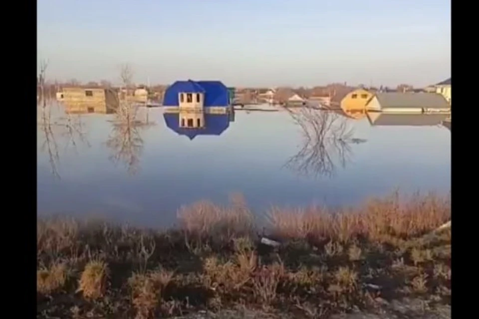 В настоящее время в Орске спасатели продолжают эвакуировать жителей.