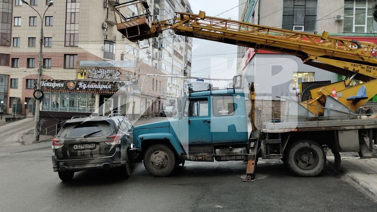 В Самаре на ул. Льва Толстого столкнулись кроссовер и автовышка - KP.RU