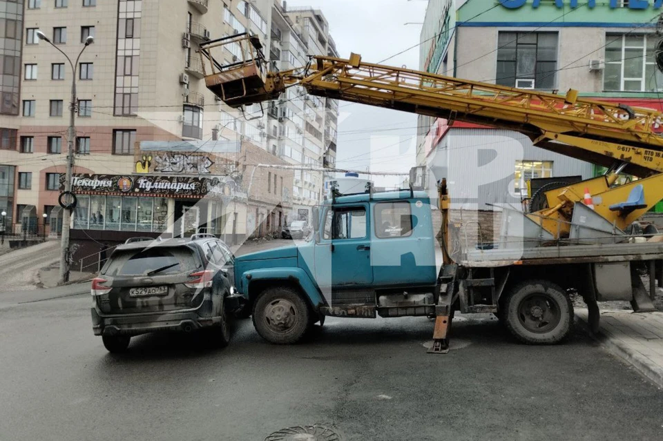 Автовышка покатилась под уклон и врезалась в иномарку.