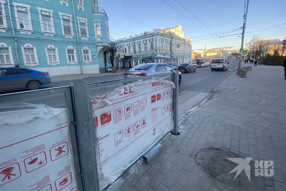 Прозрачный забор из поликарбоната устанавливают вдоль Рязанской областной Думы.