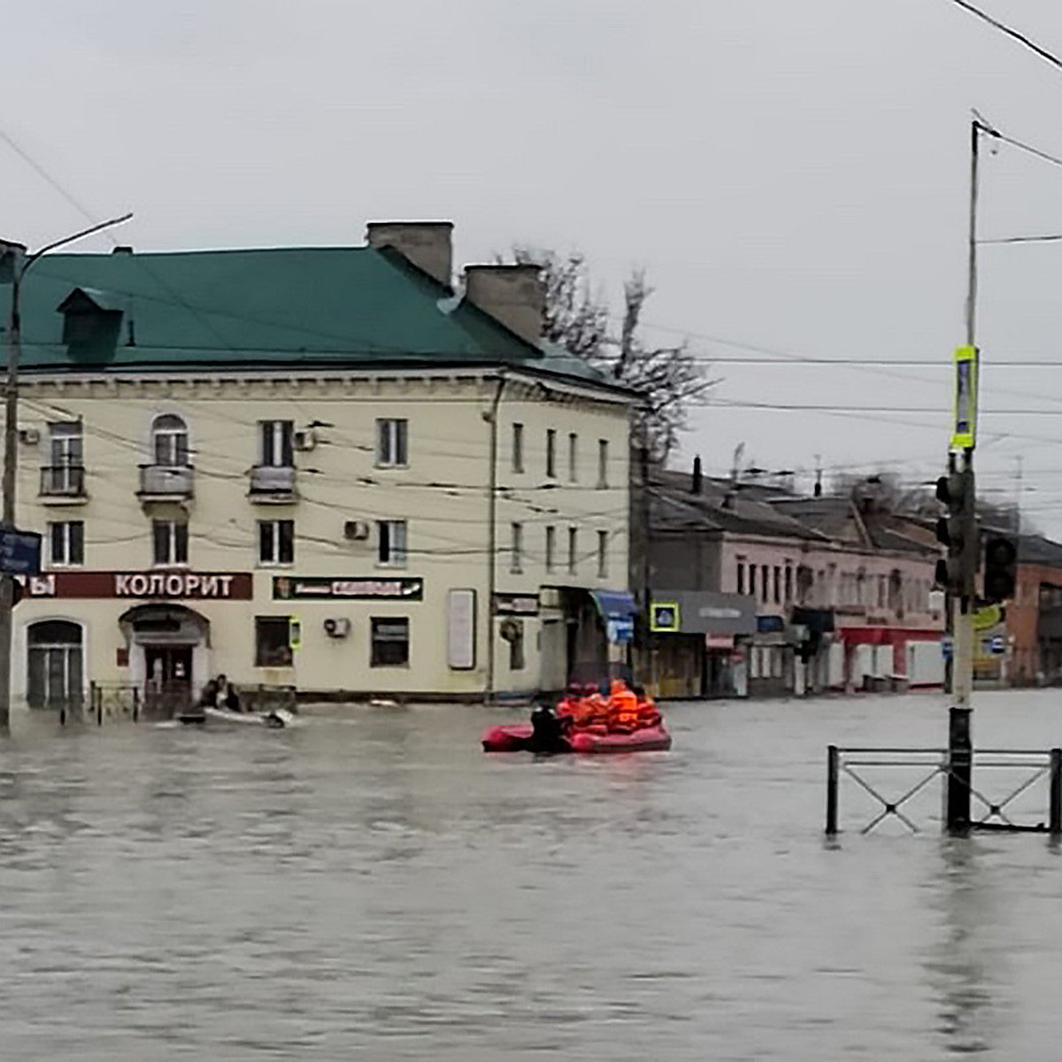 На помощь орчанам, чьи дома затопило, пришли и спасатели, и добровольцы, и  волонтёры - KP.RU