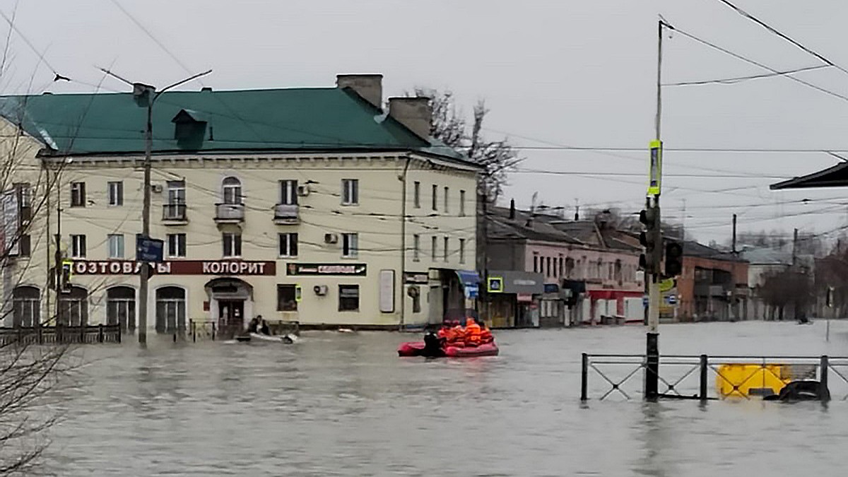 На помощь орчанам, чьи дома затопило, пришли и спасатели, и добровольцы, и  волонтёры - KP.RU