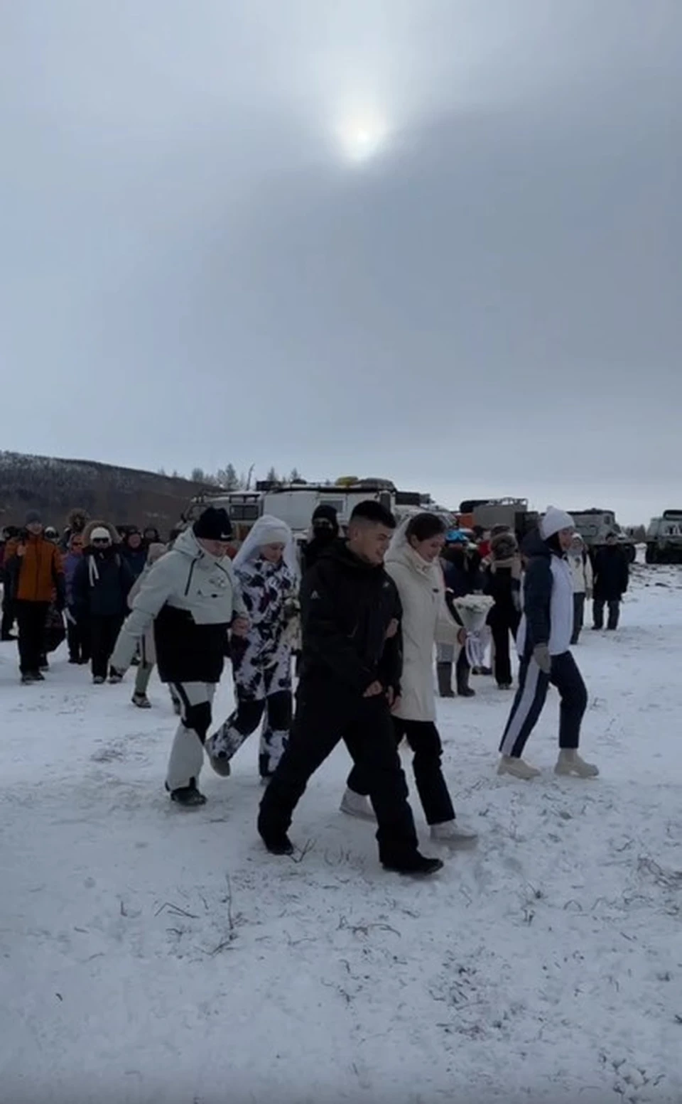 Сразу две пары поженились во время восхождения на гору Рай-Из на Ямале -  KP.RU