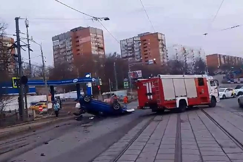 От сильного удара один автомобиль перевернулся.