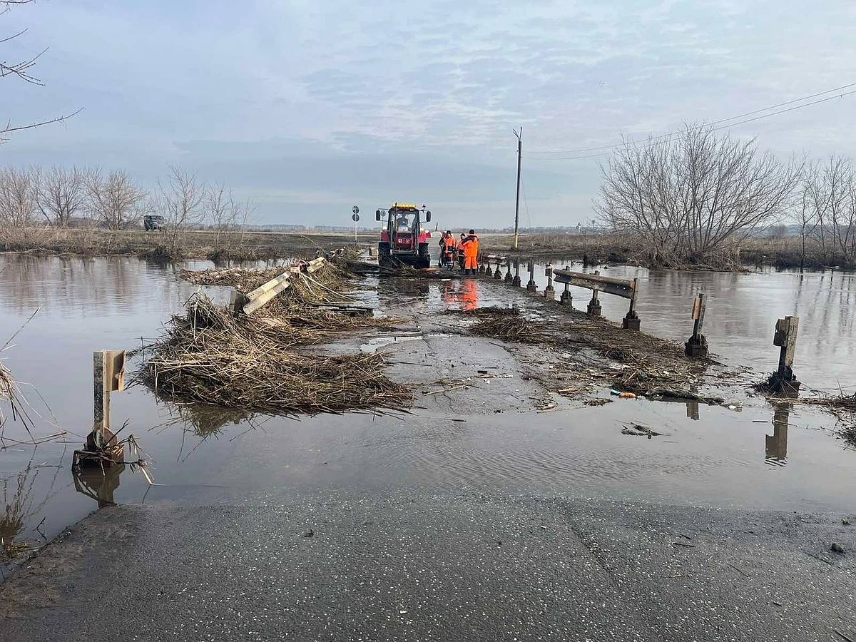 В Ульяновском районе в Ишеевке из-под воды показался затопленный паводком  мост - KP.RU