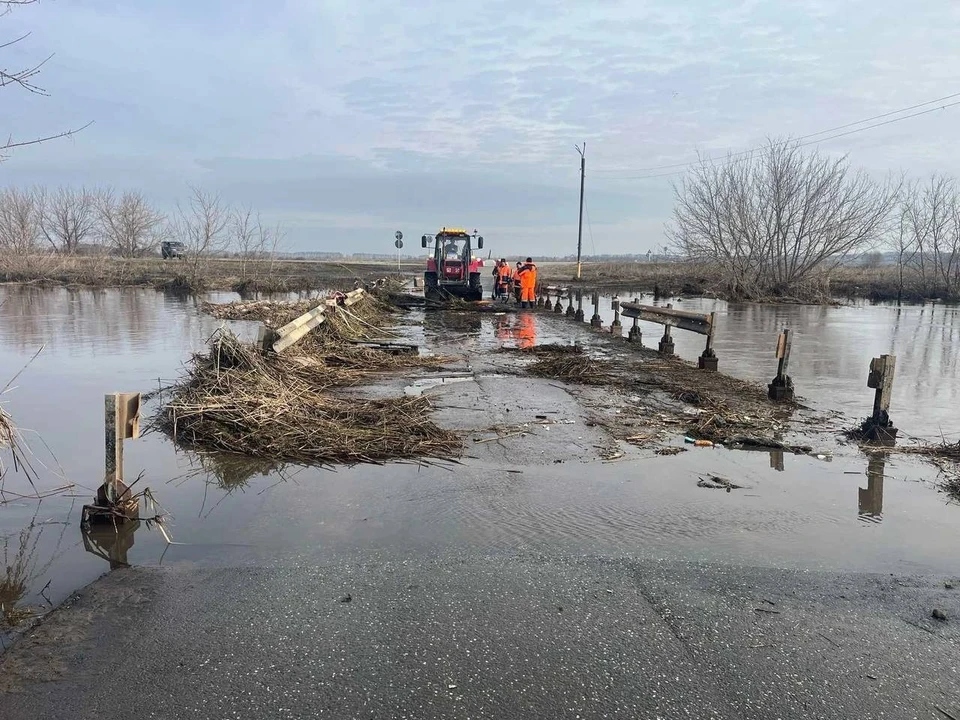 В Ульяновском районе в Ишеевка из-под воды показался затопленный паводком мост | ФОТО: телеграм-канал Сергея Горячева