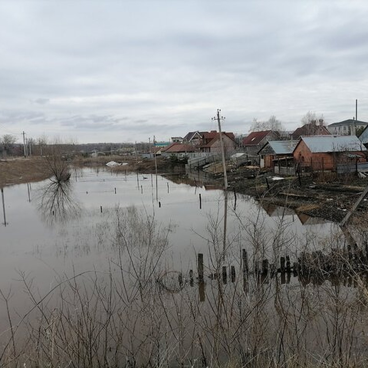 Топит огороды и гаражи»: Большой Кинель возле Похвистнева вышел из берегов  - KP.RU