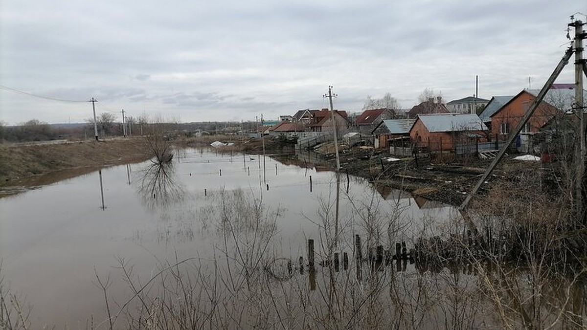 «Топит огороды и гаражи»: Большой Кинель возле Похвистнева вышел из берегов  - KP.RU