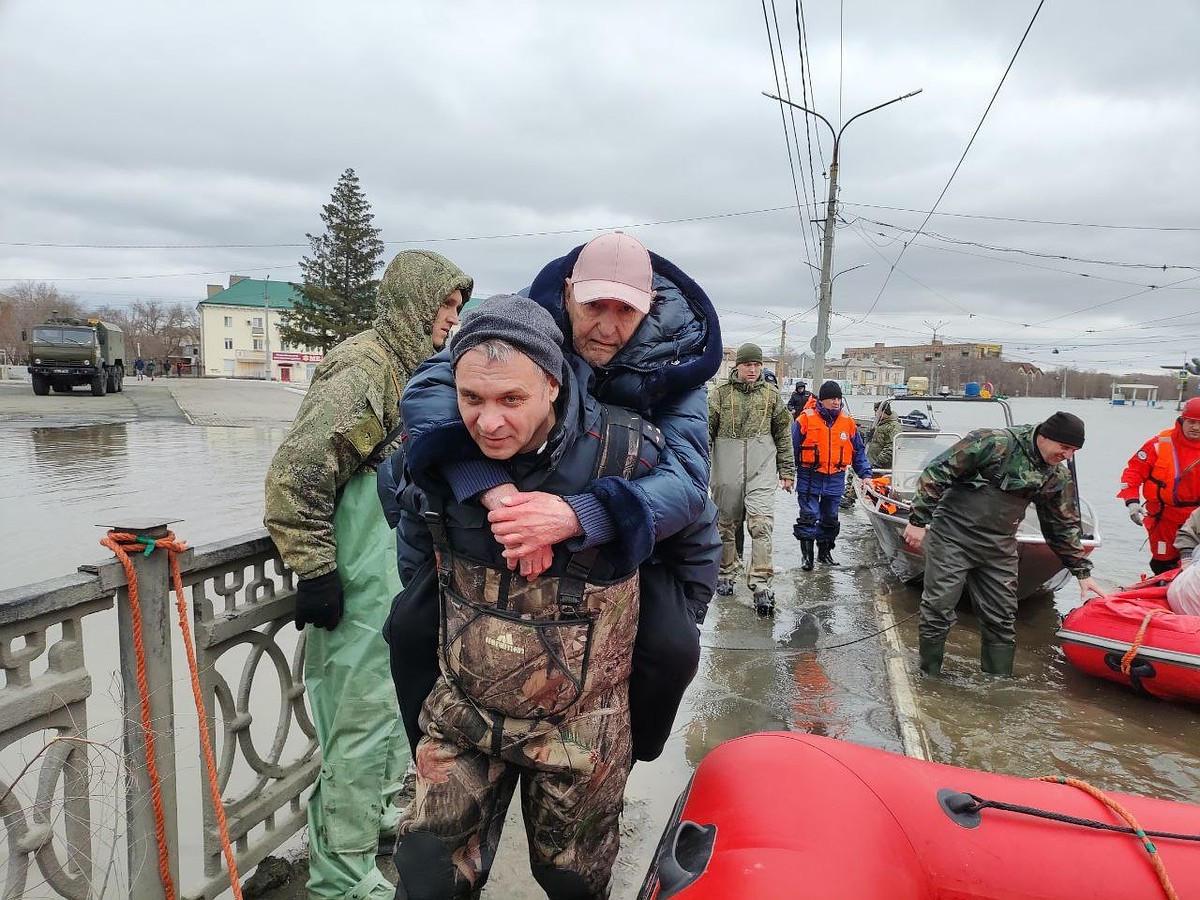 У мам нет даже одежды для грудничков: как утопающему Оренбуржью помогает  вся страна - KP.RU