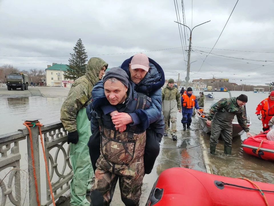 Тысячи волонтеров помогают пострадавшим от паводка