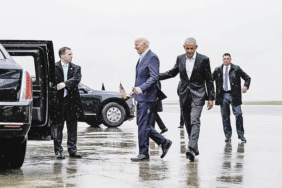 Экс-президент Барак Обама (справа) ведет под руку в политике Джо Байдена. Чтобы тот не потерял дорогу. Фото: Elizabeth Frantz/REUTERS