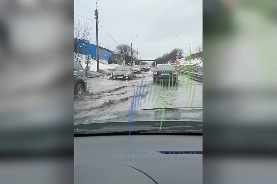 С приходом оттепели Мурманск частично превращается в Венецию, правда, в серенькую и доставляющую хлопот. Фото: скриншот видео / t.me/groupmurmansk