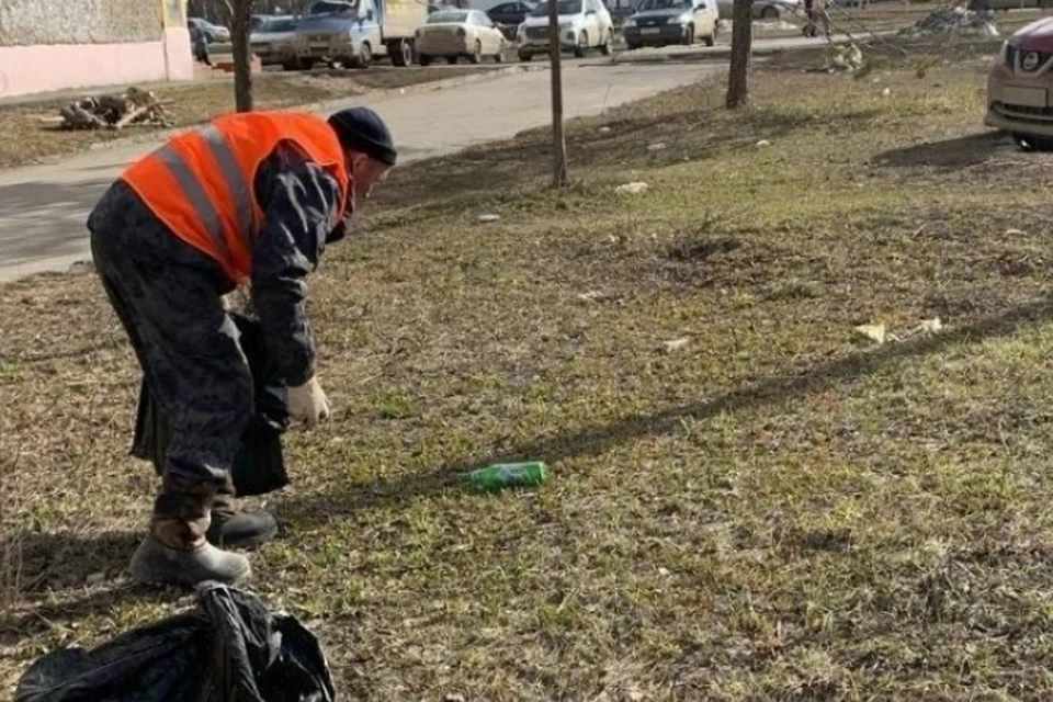 Дорожники убирают мусор на газонах. Фото: администрация Ижевска