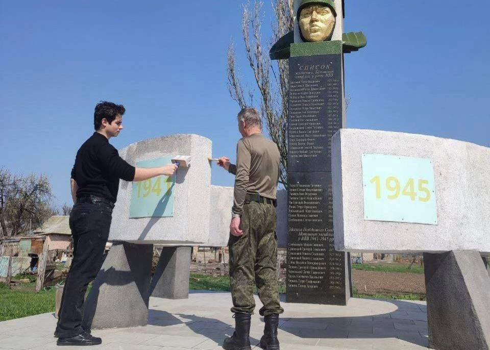 Работники голопристанского военкомата провели уборку мемориального комплекса в селе Приморское. ФОТО: администрация Голопристанского округа