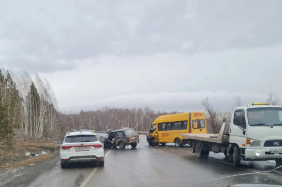 В Кузбассе на трассе столкнулись легковушка и школьный автобус.